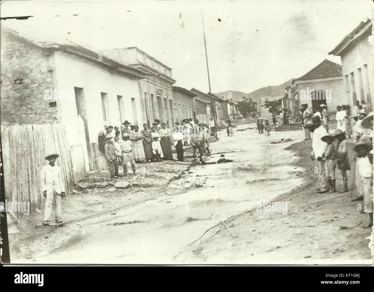 Questa immagine mostra Calle Guevara a Porlamar durante gli anni '2010, catturando la vivace vita di strada e l'atmosfera urbana della zona. La strada è una posizione chiave a Porlamar, con aziende locali e monumenti culturali che riflettono il carattere e la comunità di regionÂ. Foto Stock