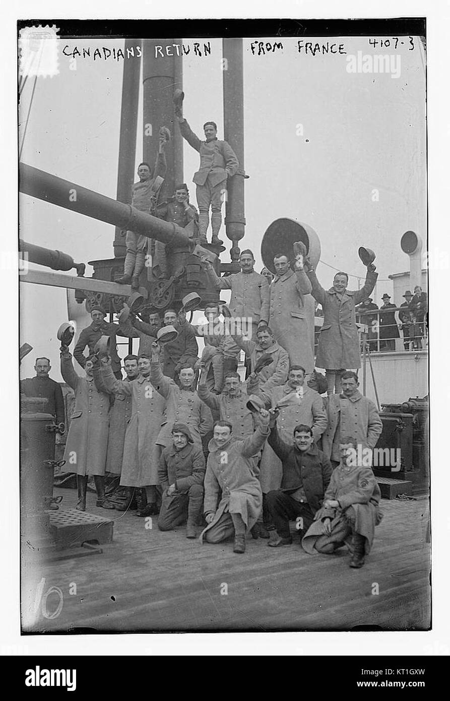 Una fotografia storica dei soldati canadesi di ritorno dalla Francia dopo la prima guerra mondiale, che mostra la fine del loro servizio militare e il ritorno alla vita civile. Foto Stock