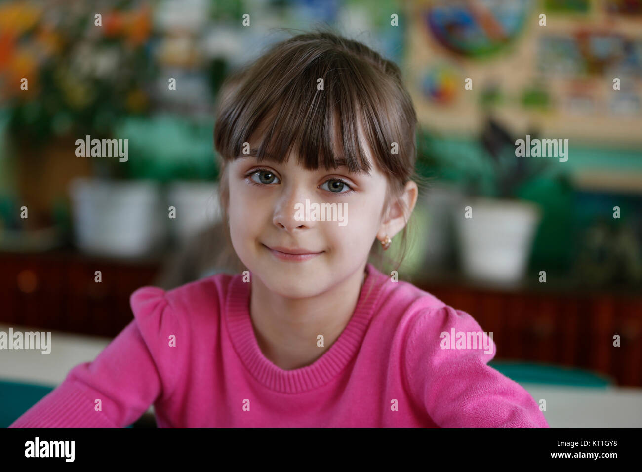 La Bielorussia, la città di Gomel, 16 maggio 2016. Kindergarten Volotovskaya. Bambina che il bambino sia seduto in kindergarten al tavolo, sorridente.Pre-s Foto Stock