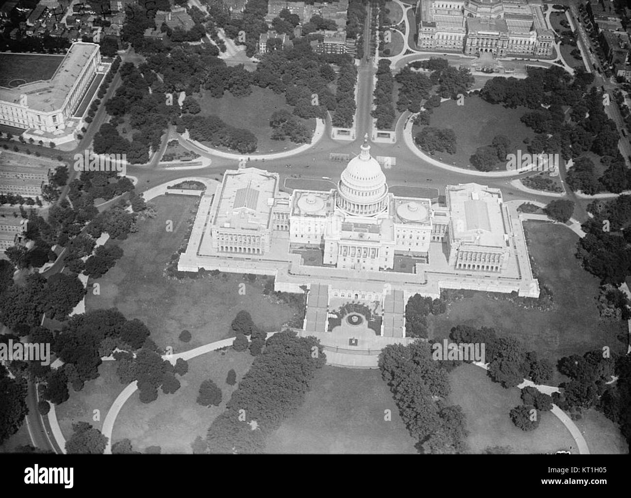 Questa vista aerea del Campidoglio degli Stati Uniti offre una prospettiva unica di uno dei monumenti più riconoscibili di Washington, D.C. l'immagine cattura la grandiosa architettura e i terreni circostanti del Campidoglio, centrale per il governo e la politica americani. Foto Stock