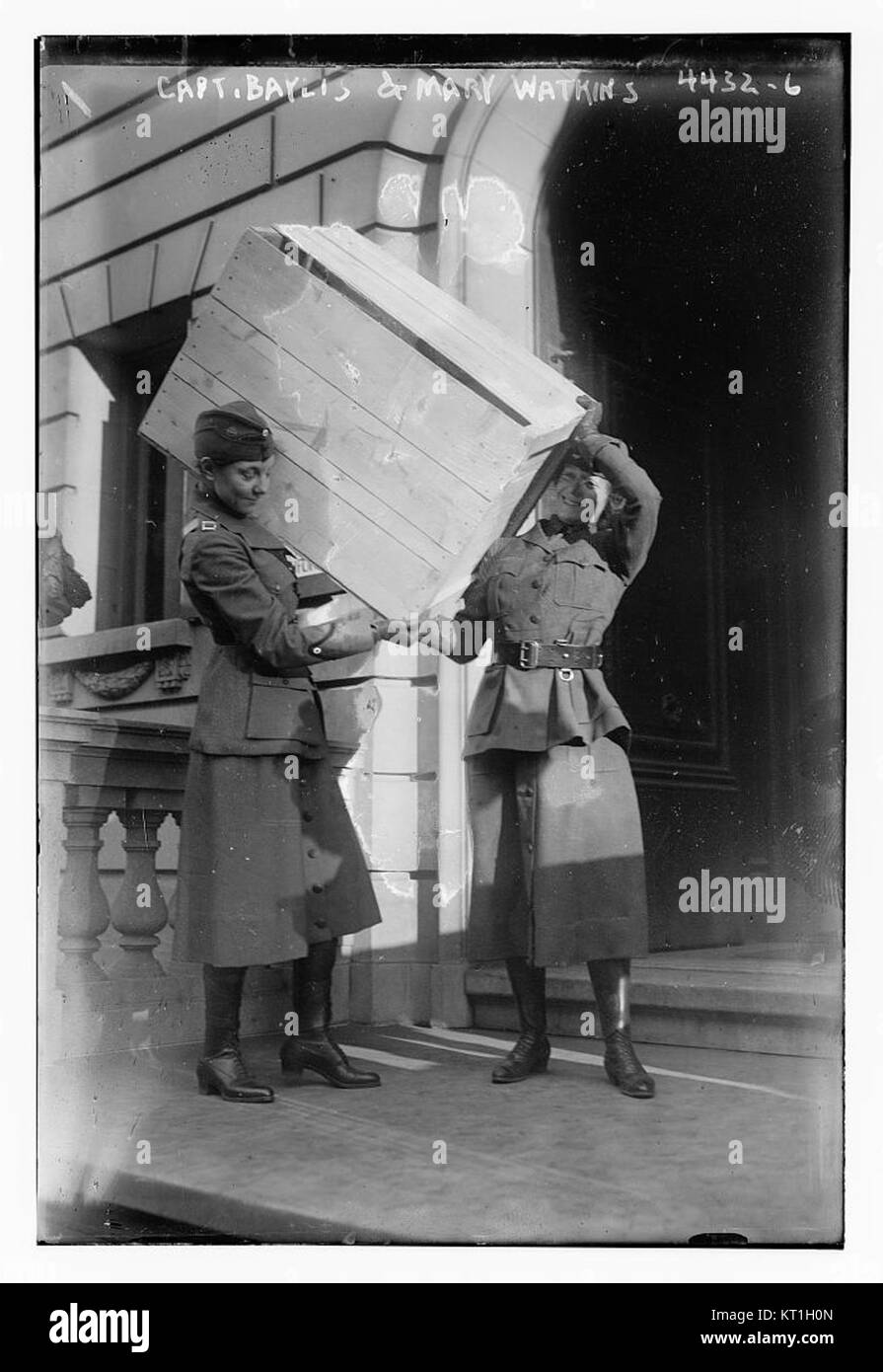 Il capitano Baylis e Mary Watkins sono presenti in una fotografia storica, probabilmente collegata a un evento significativo o a un documento storico. Foto Stock