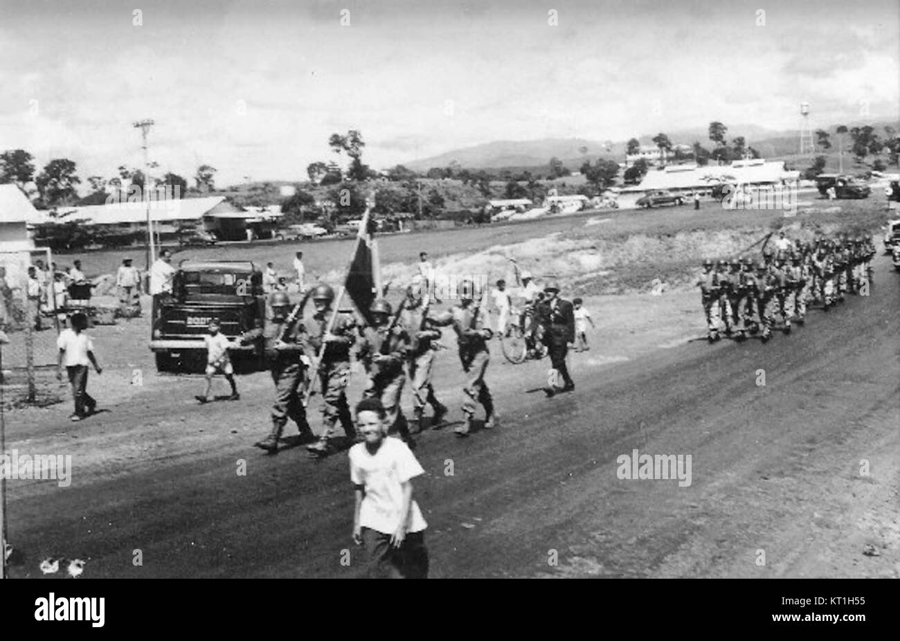 Un'immagine della celebrazione Día del Ejército del 1947 a Caripito, Venezuela, raffigurante l'ingresso delle forze militari a campo Cayena. L'evento mette in evidenza la storia militare e le celebrazioni nazionali del Venezuela. Foto Stock