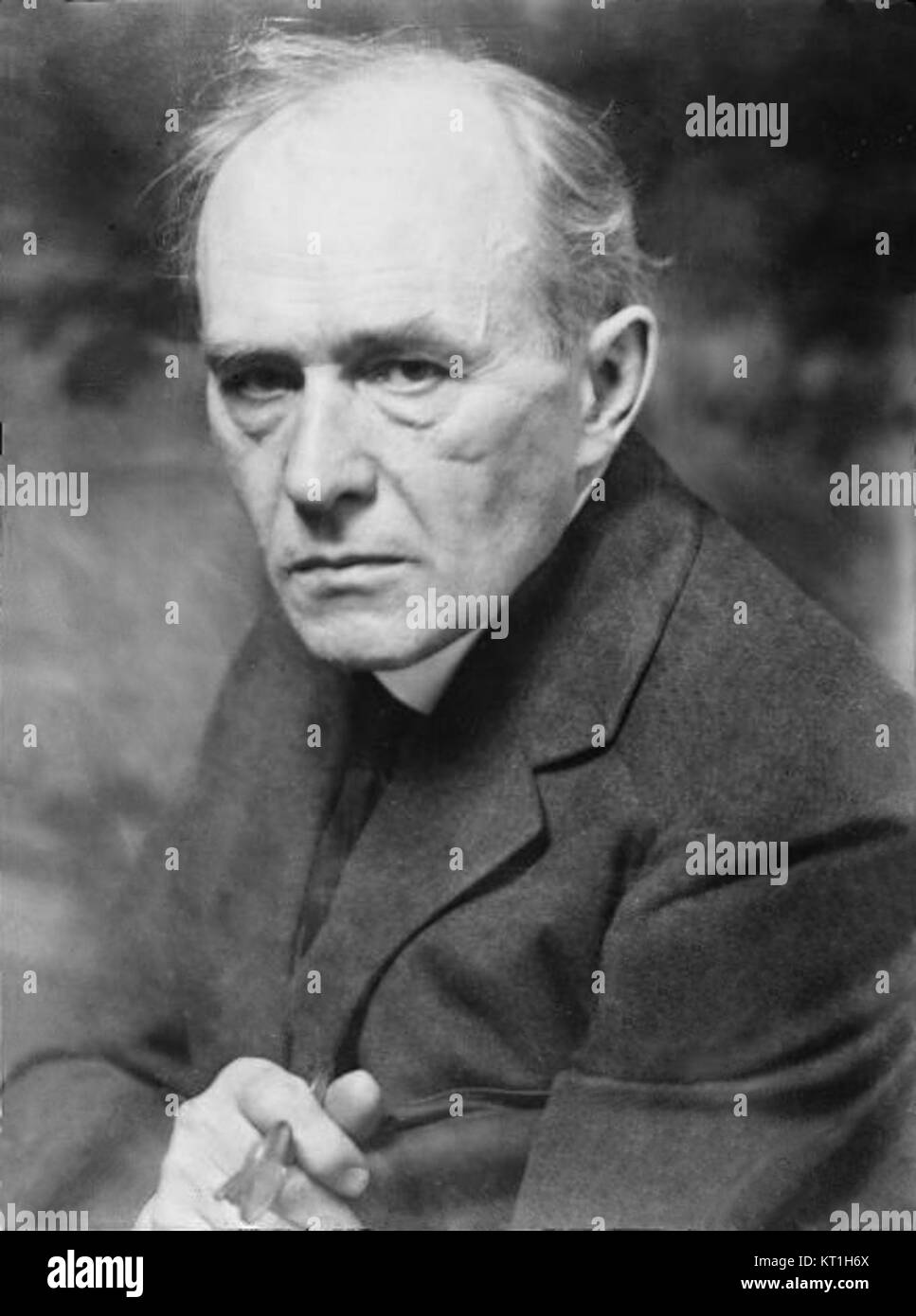 Carl Akeley, una figura influente nel campo della tassidermia e della cura dei musei, è presente in questa immagine, che mostra i suoi contributi alla conservazione della storia naturale. Foto Stock