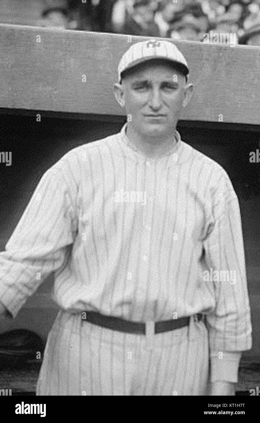 Carl Mays era un lanciatore professionista di baseball all'inizio del XX secolo, conosciuto per il suo tempo con squadre come i New York Yankees. Questa immagine del 1920 lo cattura in azione durante la sua carriera. Foto Stock