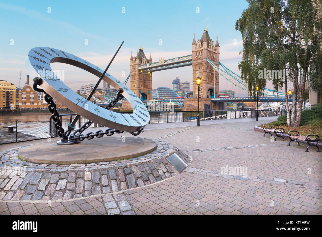 Londra, Gran Bretagna - 14 settembre 2017: La Torre sposa e orologio solare sul lungo fiume nella luce del mattino. Foto Stock