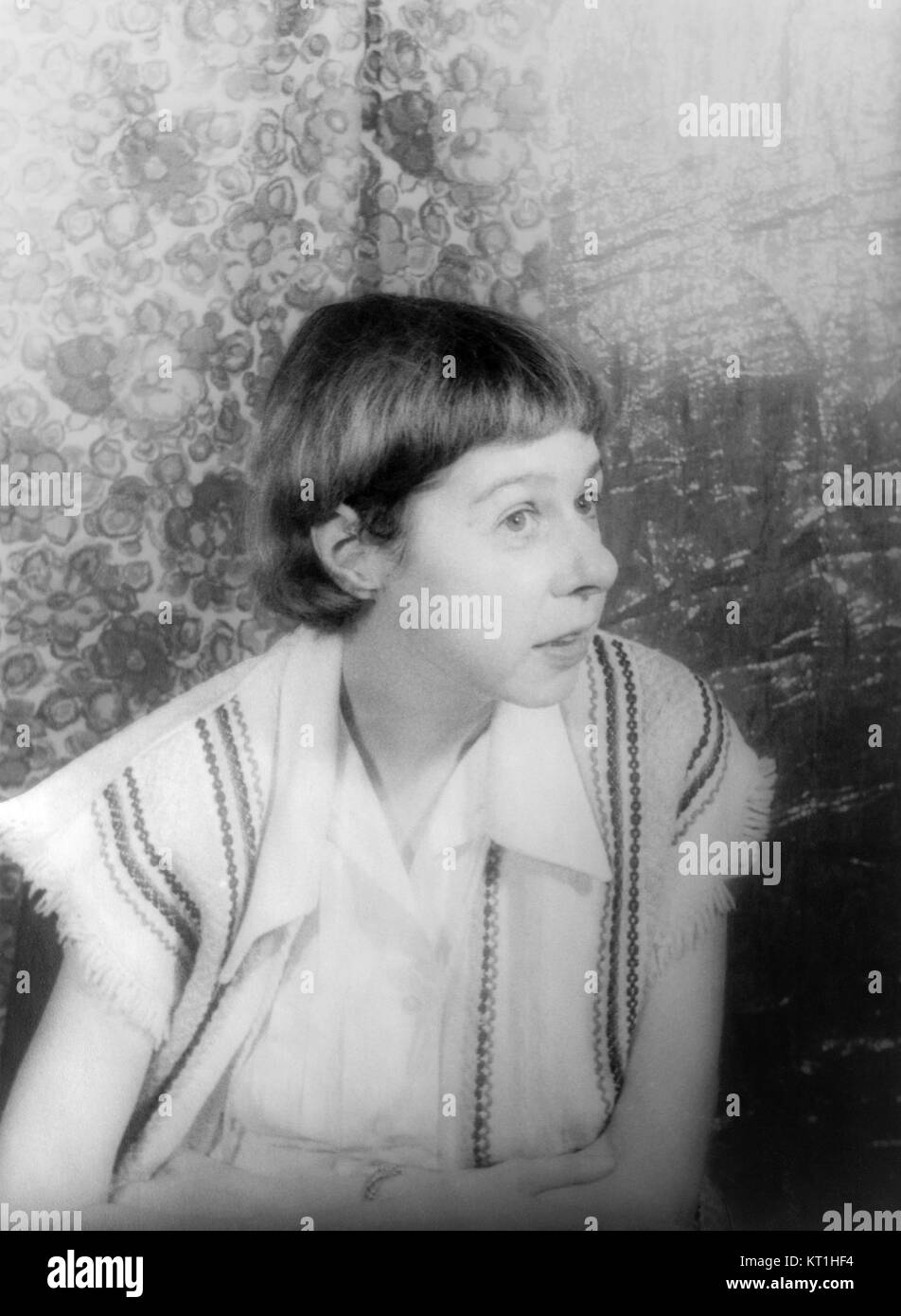 Carson McCullers (1917â€“1967) è stato uno scrittore e drammaturgo statunitense. Nota per le sue opere che raffigurano la vita di individui solitari ed emarginati nel Sud, le sue opere notevoli includono "The Heart is a Lonely Hunter" e "Reflections in a Golden Eye". La scrittura di McCullers esplora temi di alienazione, identità e connessione umana. Foto Stock