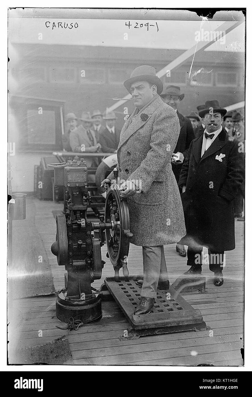 Caruso fa probabilmente riferimento al famoso tenore americano, Enrico Caruso, noto per la sua voce operistica e per i significativi contributi al mondo della musica classica. Le sue registrazioni e le sue esibizioni all'inizio del XX secolo lo resero una figura iconica nell'opera, in particolare nelle opere di Verdi e Puccini. Foto Stock