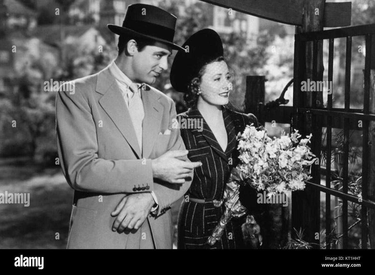 Nel film classico "Penny Serenade", Cary Grant e Irene Dunne ritraggono una coppia che affronta le sfide del matrimonio e della genitorialità. Il film è un esempio chiave del cinema degli anni '1940, noto per la sua profondità emotiva e le sue performance. Foto Stock