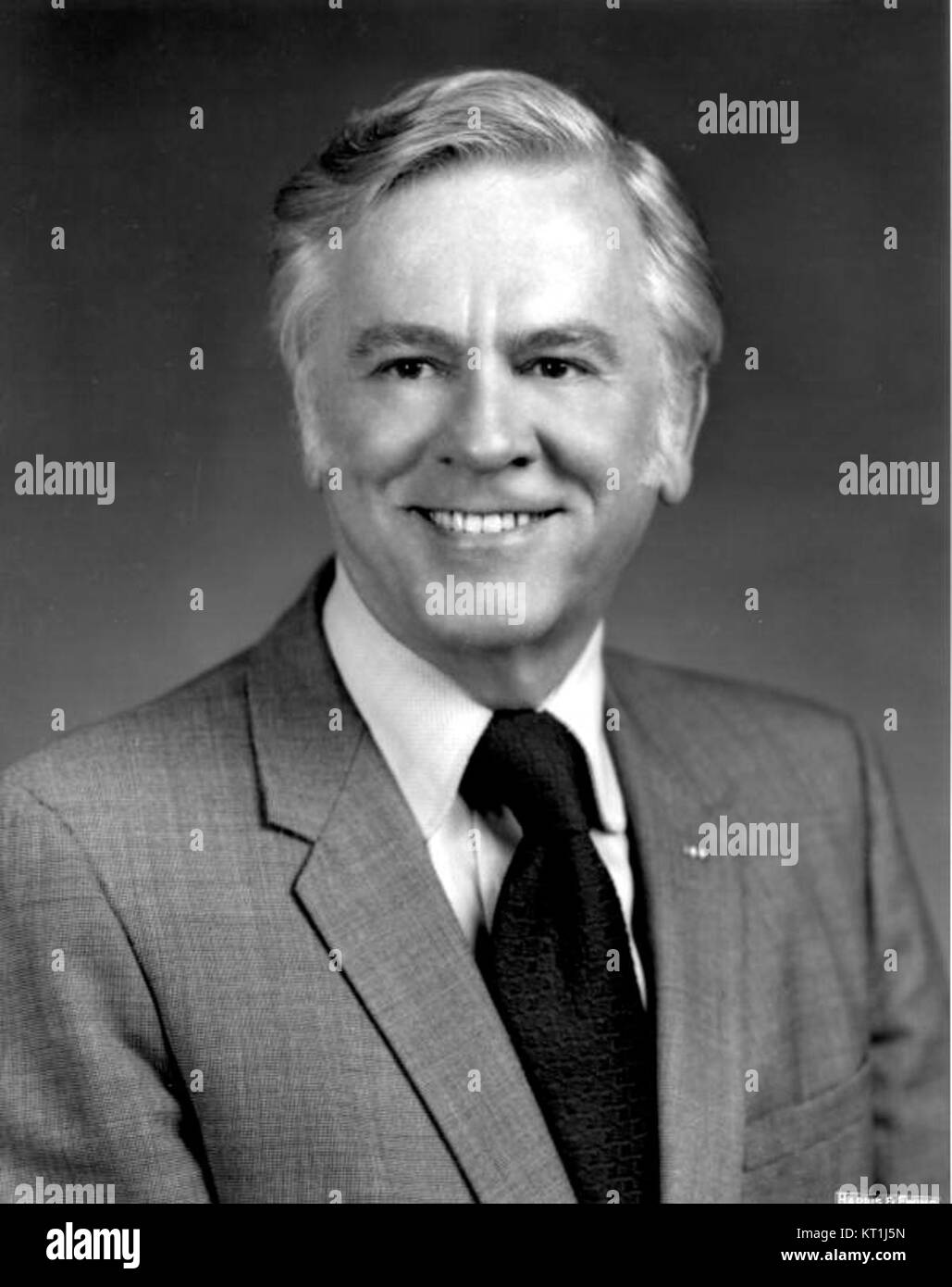 Charles E. Bennett era un politico statunitense, rappresentante della Florida. Noto per il suo lungo mandato al Congresso, Bennett contribuì a vari sforzi legislativi, in particolare nella difesa e nelle infrastrutture. Foto Stock