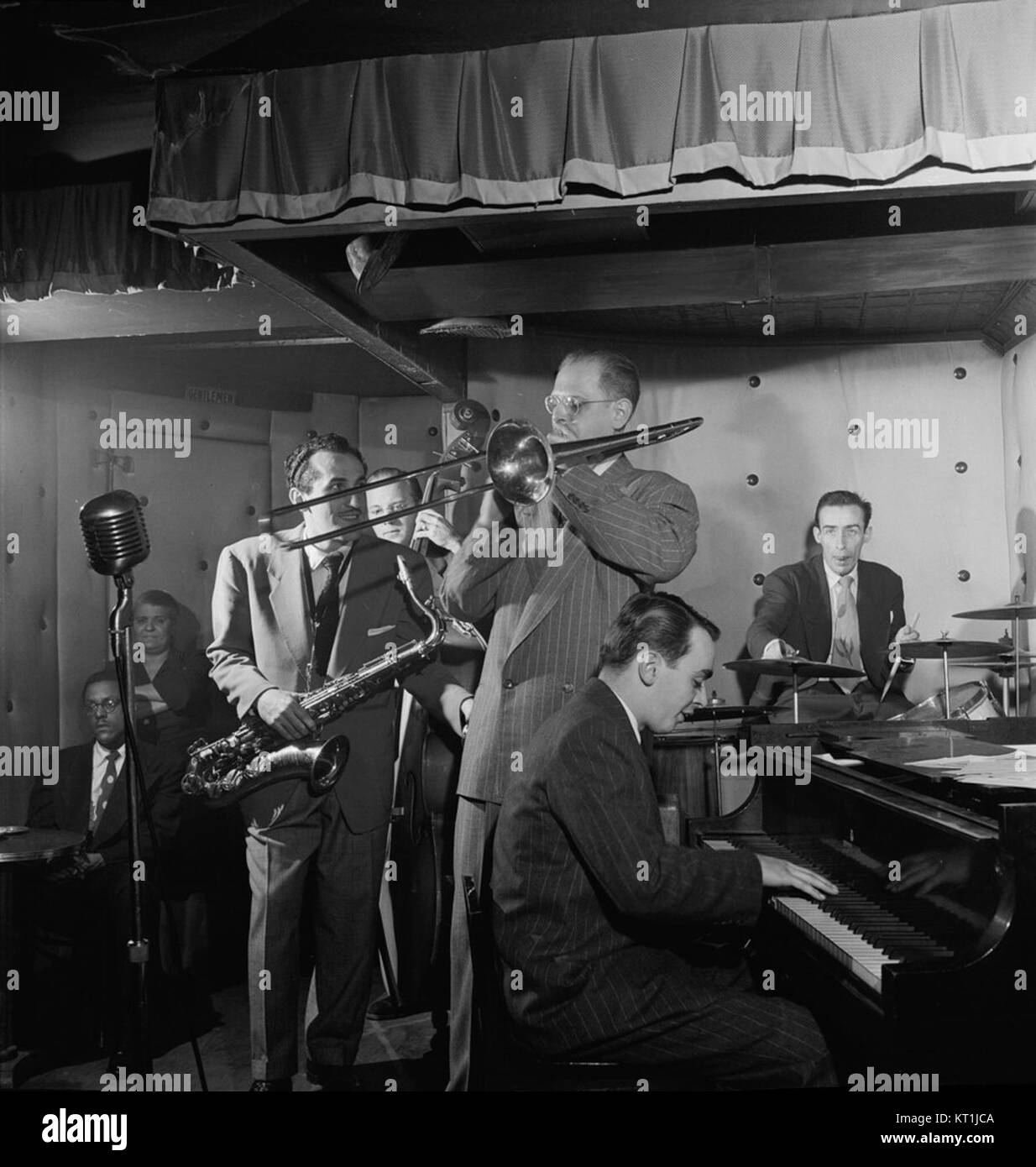 I musicisti jazz Charlie Ventura, Curley Russell, Bill Harris, Ralph Burns e Dave Tough si esibiscono al Three Deuces di New York, intorno all'aprile 1947. La fotografia cattura un momento nella scena jazz durante la fine degli anni '1940 Foto Stock