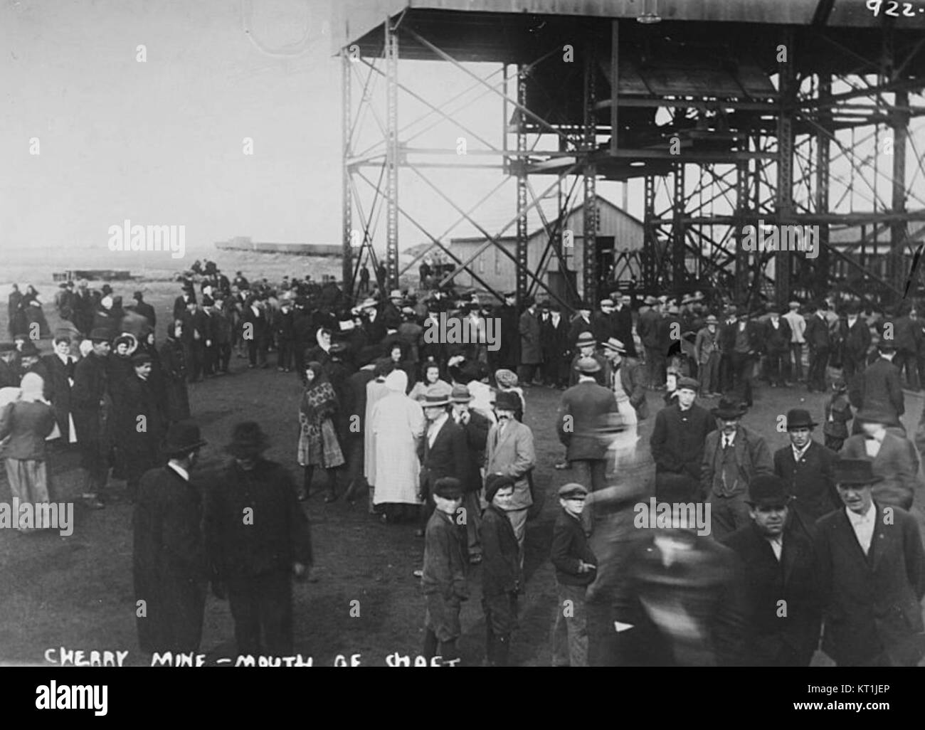 Il disastro della miniera di Cherry, avvenuto nel 1909, ha provocato una tragica perdita di vite umane in una miniera di carbone a Cherry, Illinois. L'immagine mostra una folla riunita all'ingresso della miniera dopo il disastro, riflettendo il profondo impatto della tragedia sulla comunità locale. Foto Stock
