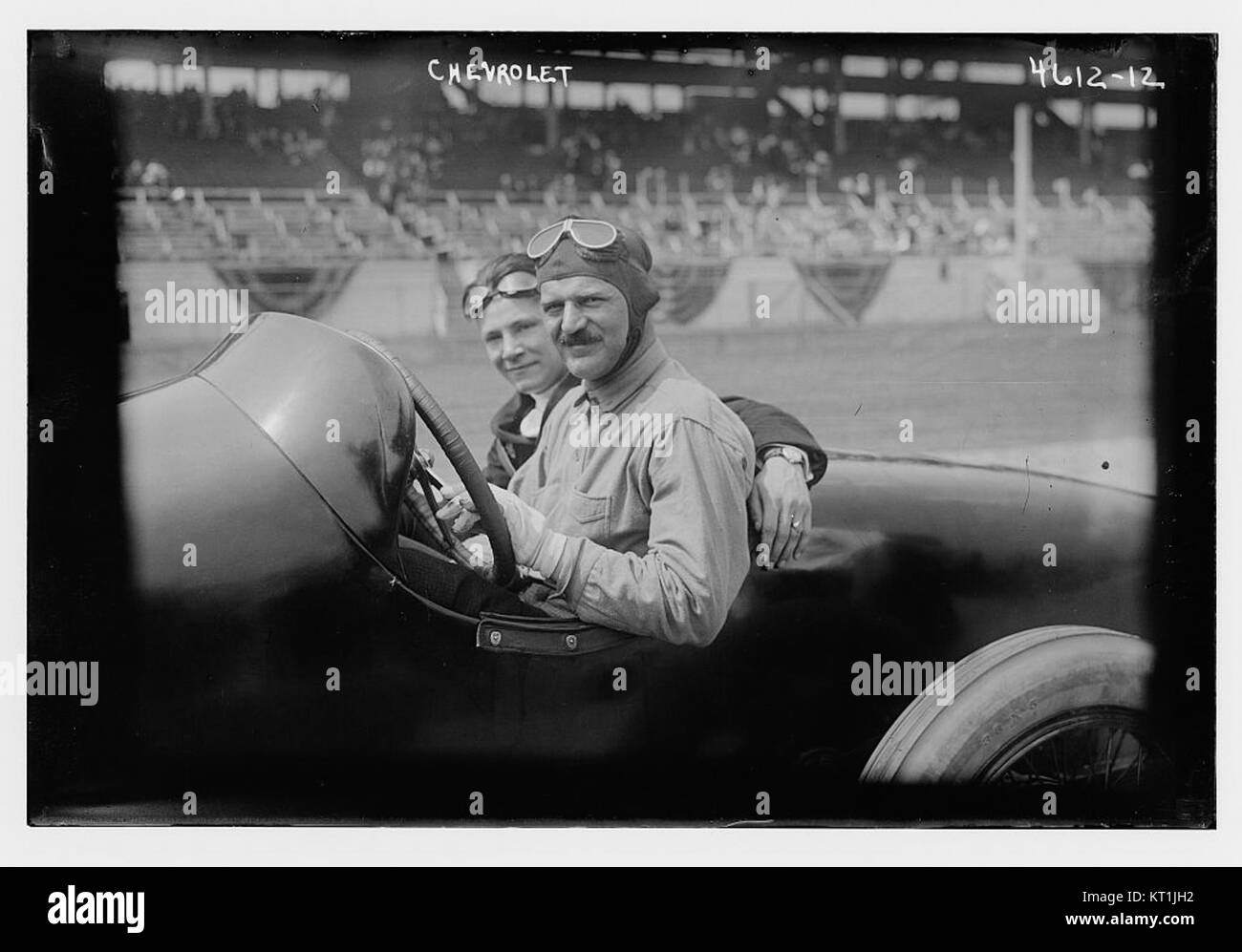 La Chevrolet è un marchio automobilistico americano noto per la sua vasta gamma di veicoli, dalle auto compatte ai camion per impieghi gravosi. Ha una presenza significativa nei mercati automobilistici globali, simboleggiando l'innovazione nella progettazione e nell'ingegneria. Foto Stock