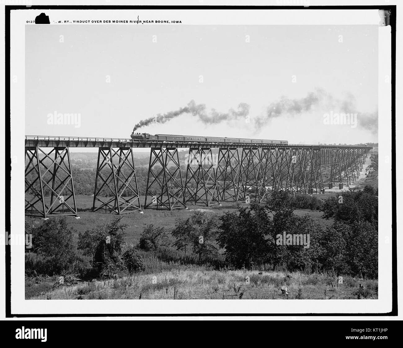 Questa fotografia storica mostra il viadotto della Chicago & North Western Railway, che attraversa il fiume Des Moines vicino a Boone, Iowa, illustrando il suo ruolo nella storia dei trasporti. Foto Stock
