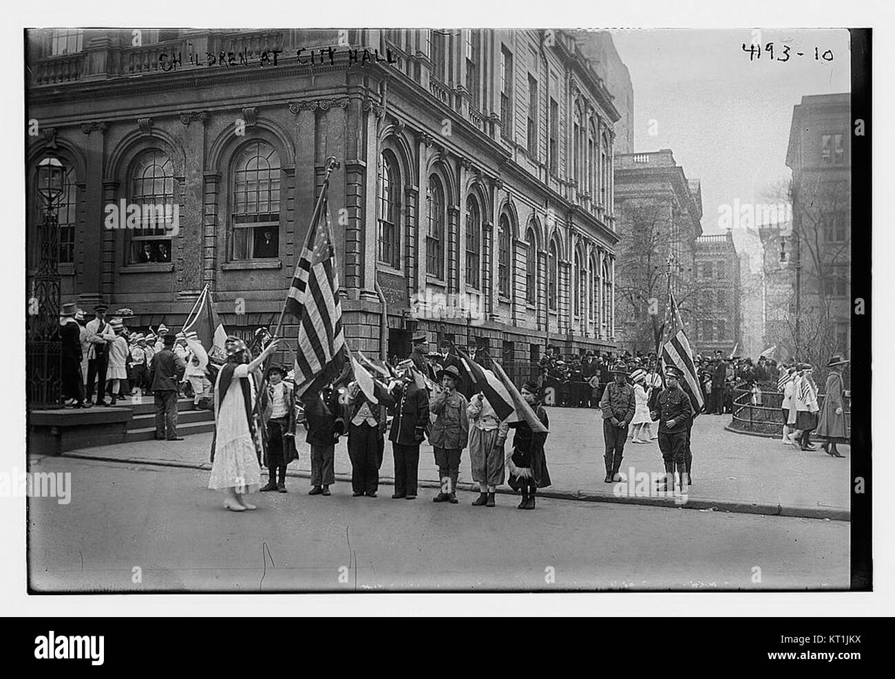 L'immagine "bambini al municipio" mostra i bambini impegnati in un'attività o un evento in un edificio del governo municipale, riflettendo il coinvolgimento della comunità o l'impegno pubblico. Foto Stock
