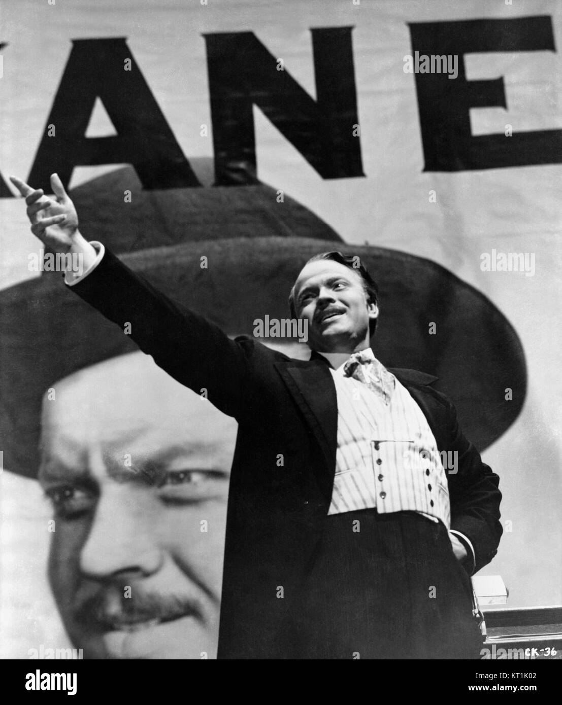 Citizen Kane è un film innovativo diretto da Orson Welles. Uscito nel 1941, ha rivoluzionato la produzione cinematografica con le sue innovative tecniche narrative e cinematografiche, plasmando il futuro del cinema. Foto Stock