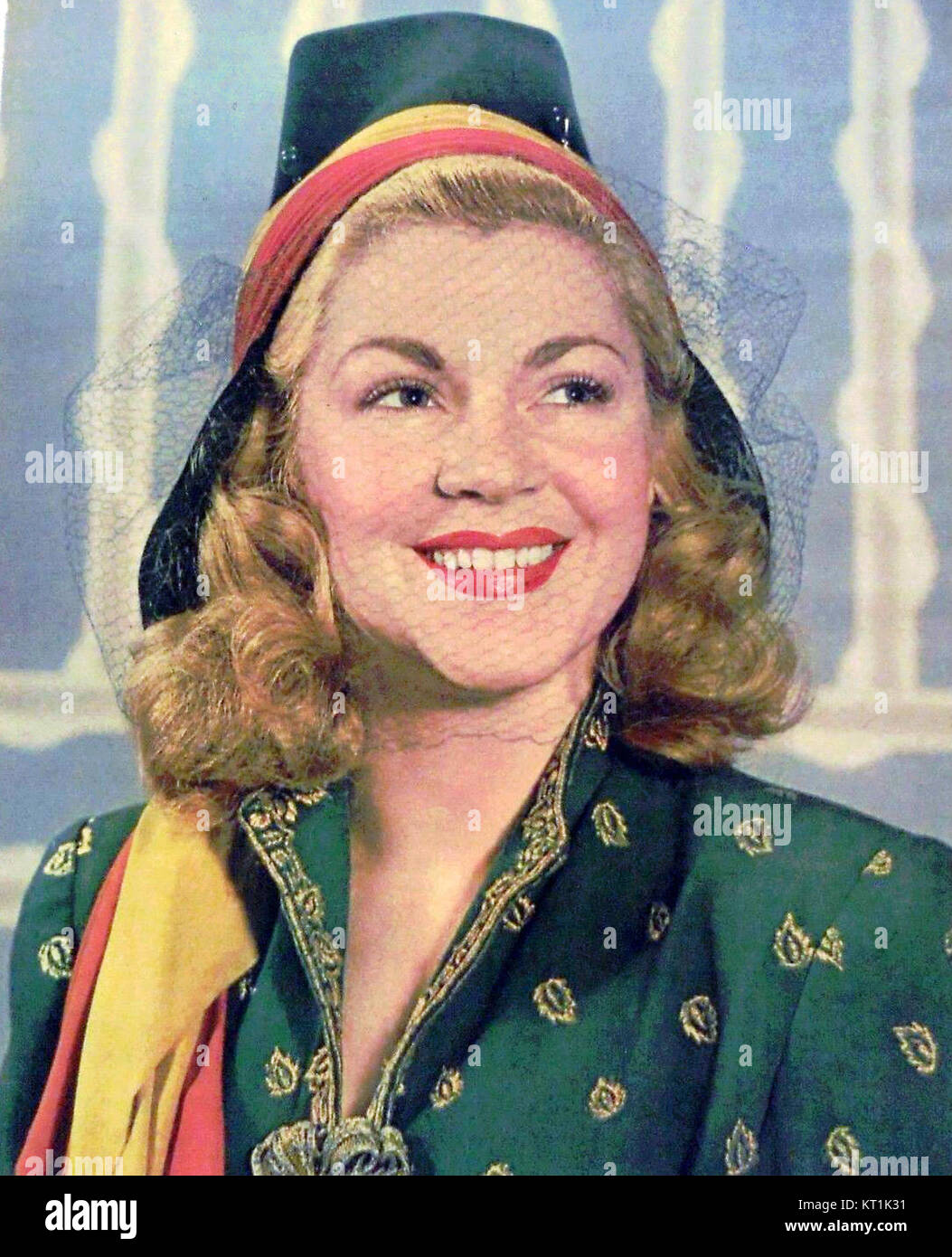 Claire Trevor è stata un'attrice statunitense nota per le sue performance versatili sia nel cinema che in televisione. Ha guadagnato fama durante la Golden Age di Hollywood e ha ricevuto un Oscar per il suo ruolo in "Key largo". Trevor è apparsa in oltre 60 film, mostrando il suo talento in una varietà di generi, tra cui drammi e crimini. Foto Stock