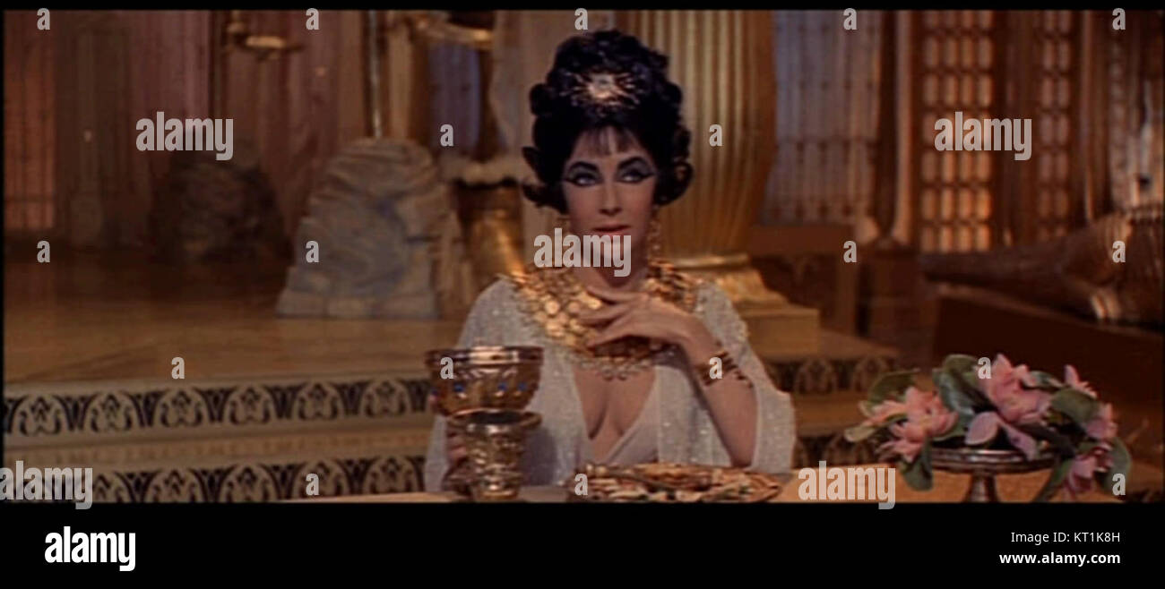 Questo screenshot del trailer del 1963 di "Cleopatra" mostra la grandezza e l'opulenza del film epico storico con Elizabeth Taylor. Foto Stock