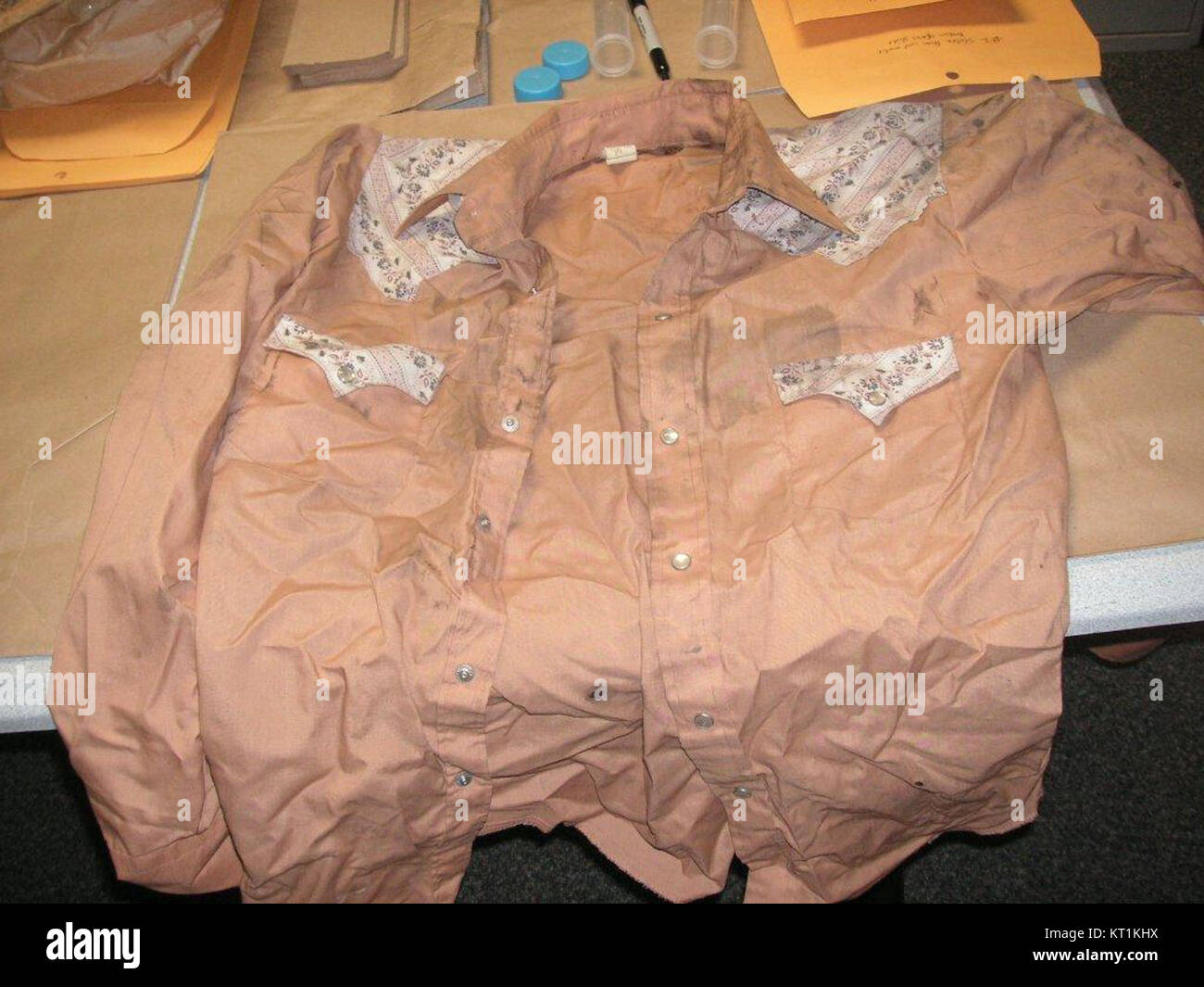 La camicia *Collier County John Doe* si riferisce a un capo di abbigliamento trovato nella contea di Collier, potenzialmente collegato a una persona non identificata. Fa parte di un'indagine su un caso di John Doe, che riflette il lavoro forense e investigativo. Foto Stock La camicia *Collier County John Doe* si riferisce a un capo di abbigliamento trovato nella contea di Collier, potenzialmente collegato a una persona non identificata. Fa parte di un'indagine su un caso di John Doe, che riflette il lavoro forense e investigativo. Foto Stock