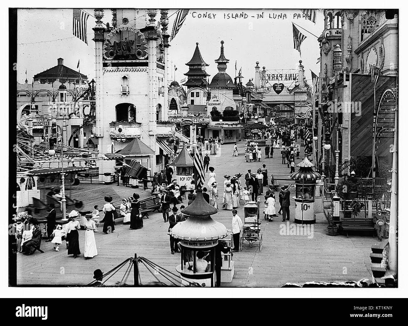 Coney Island's Luna Park è un parco divertimenti situato a Brooklyn, New York. Conosciuta per le sue giostre storiche, è stata a lungo una delle principali destinazioni turistiche. L'architettura del parco e l'area circostante contribuiscono al suo distintivo significato culturale e storico, attirando i visitatori per attività ricreative e ricreative. Foto Stock