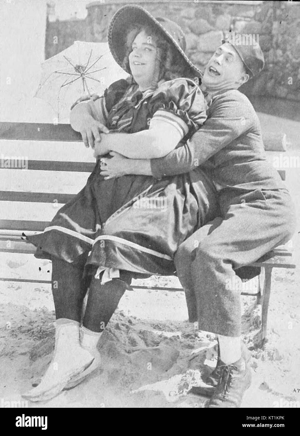 *Coney Island - A Pictorial History of the Silent Screen* offre un'esplorazione visiva dell'iconico parco di divertimenti durante l'era del cinema muto, mostrando scene e momenti culturali dell'inizio del XX secolo. Il libro evidenzia l'intersezione tra cinema e parchi di divertimento, riflettendo il ruolo di Coney islandÂ nella storia dell'intrattenimento americano. Foto Stock