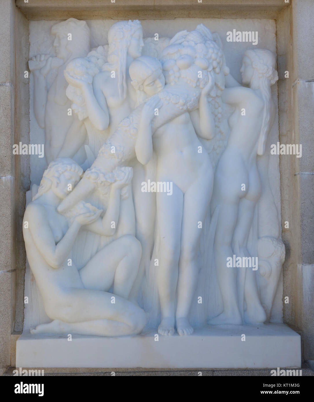 Photographie du Relief de la corne d'abondance au Hearst Castle, Californie. Cette sculpture en bassorilievo orne l'une des facades extérieures du château, reflétant l'opulence de l'Architecture. Foto Stock