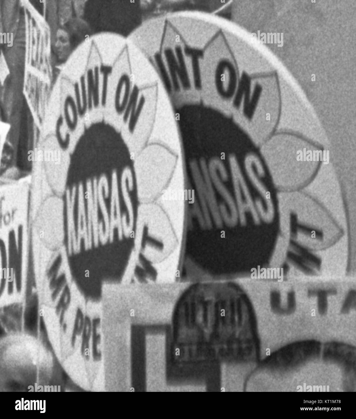 "Conta sul Kansas, signor Presidente" è uno slogan politico della Convenzione Nazionale Democratica del 1964. Riflette il forte sostegno al candidato presidenziale in Kansas, sottolineando l'importanza dello stato nel processo elettorale. Lo slogan è un marcatore storico delle strategie di campagna politica in quel periodo. Foto Stock