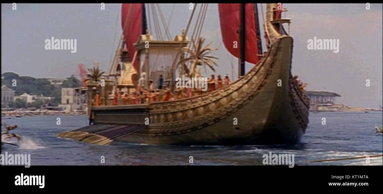 Il trailer del 1963 per il film Cleopatra offre uno sguardo alla rappresentazione sontuosa e drammatica della vita dell'antica regina egiziana. Con set grandiosi, costumi drammatici e momenti iconici, il trailer racchiude la scala epica e il soggetto storico del film, che è stata una delle principali uscite cinematografiche del suo tempo. Foto Stock