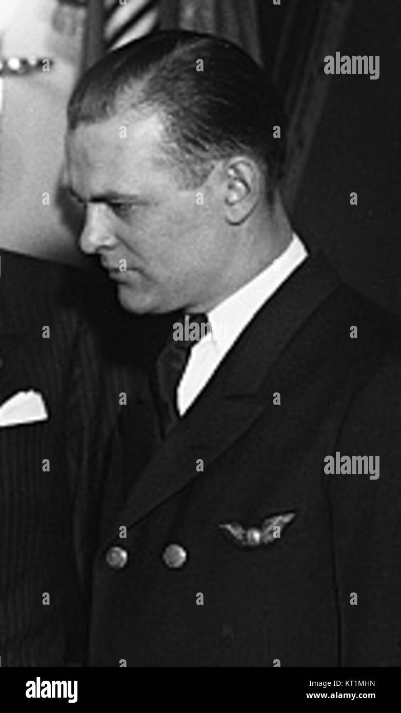 Questa immagine cattura il presidente Franklin D. Roosevelt che presenta la prima Airmail Flyers' Medal of Honor a mal B. Freeburg, riconoscendo i suoi contributi al servizio di posta aerea durante i suoi primi anni. Foto Stock