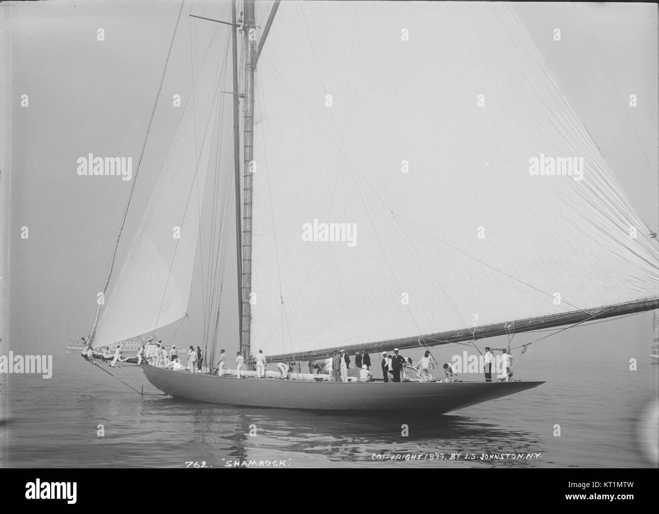 La Cutter Shamrock (i-82) è una nave della Guardia Costiera degli Stati Uniti, commissionata a metà del XX secolo. Servendo principalmente nelle operazioni di ricerca e salvataggio, ha svolto un ruolo cruciale nella sicurezza marittima lungo la costa orientale degli Stati Uniti. Il design e le capacità della nave sono state adattate per efficienti missioni di salvataggio e pattugliamento delle acque costiere. Foto Stock