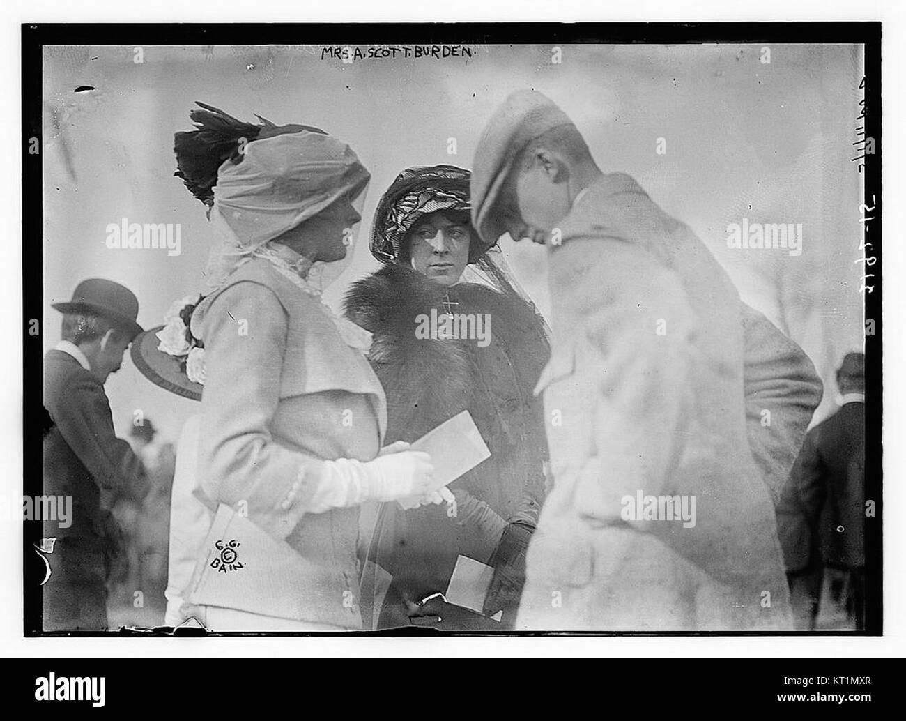 Cynthia Burke Roche, una figura di spicco nella società americana dei primi anni del XX secolo, fu sposata con Arthur Scott-Burden nel 1911. Noto per la loro importanza sociale, il loro matrimonio segnò un evento importante nei circoli elitari dell'epoca. Foto Stock