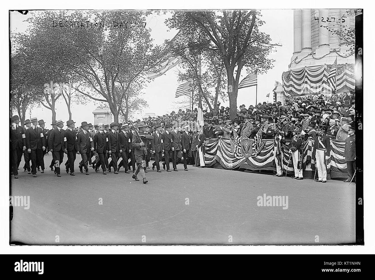 Questa immagine commemora il Decoration Day, una prima forma di Memorial Day negli Stati Uniti, osservata nel 1917. La fotografia cattura una mostra patriottica di ricordo, onorando i soldati morti durante la guerra civile e altri conflitti. Foto Stock