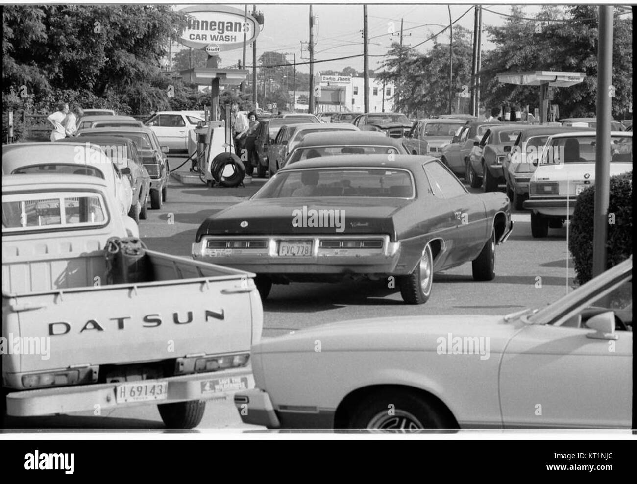 Le 1979 linee di benzina si riferiscono alle carenze di carburante verificatesi negli Stati Uniti alla fine degli anni '1970 Questo periodo è stato segnato da lunghe code alle stazioni di rifornimento a causa degli embarghi petroliferi e delle tensioni politiche in Medio Oriente. La carenza ha portato al razionamento del carburante e all'aumento dei prezzi del gas, con un impatto significativo sull'economia e sulla vita quotidiana degli Stati Uniti. Le 1979 linee di benzina sono ricordate come un evento importante nella storia delle crisi energetiche in America. Foto Stock