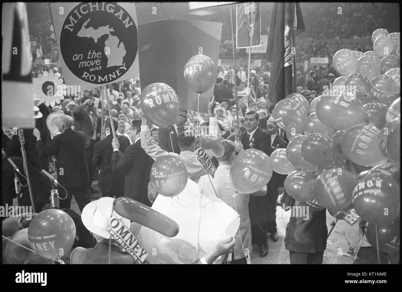 I delegati alla Convention Nazionale Repubblicana del 1964 a San Francisco mostrano il sostegno a George Romney, una figura politica durante le elezioni presidenziali di quell'anno. Foto Stock