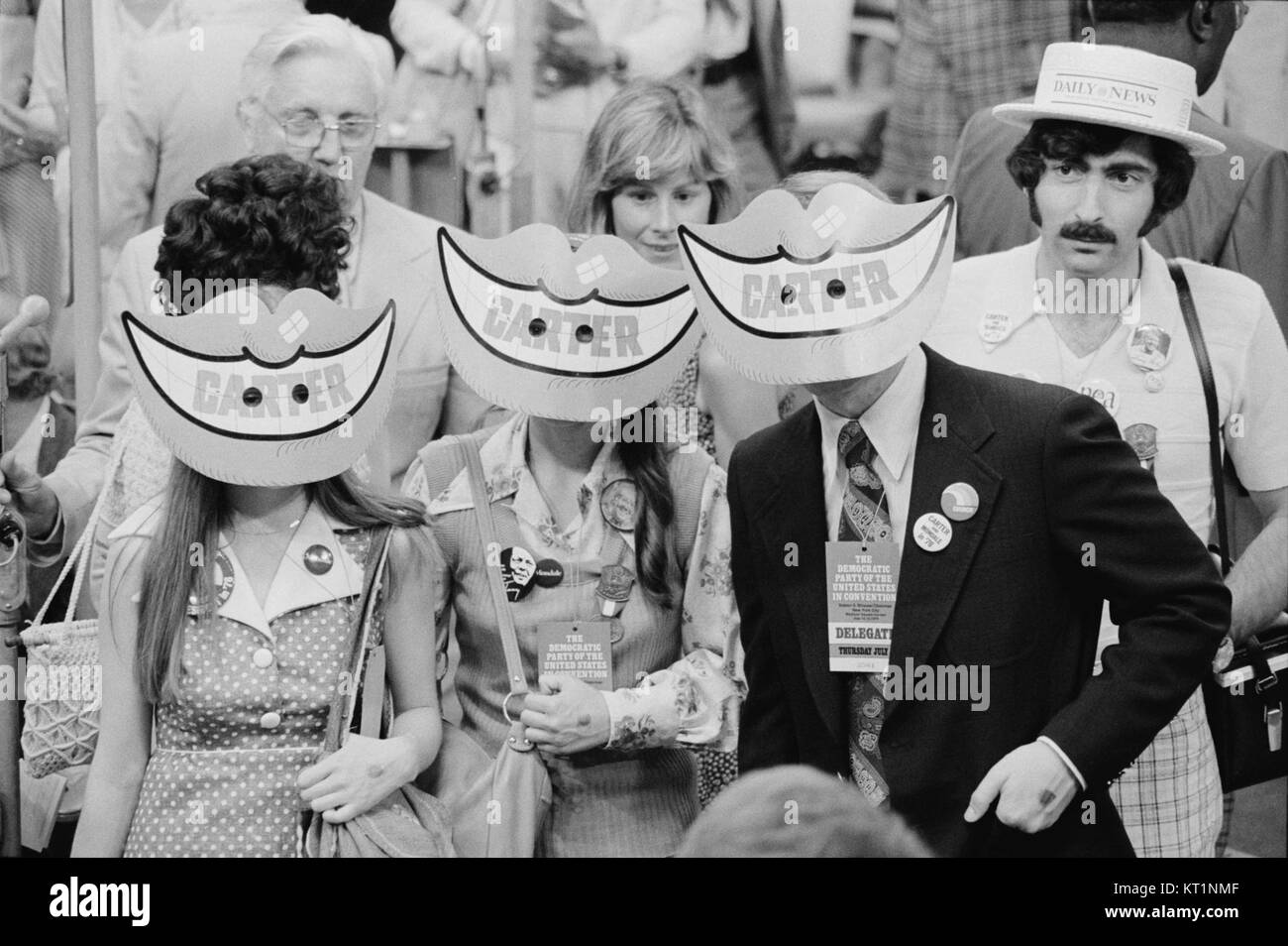 I delegati che indossa Jimmy Carter sorriso maschere alla Convenzione Nazionale Democratica, New York City Foto Stock