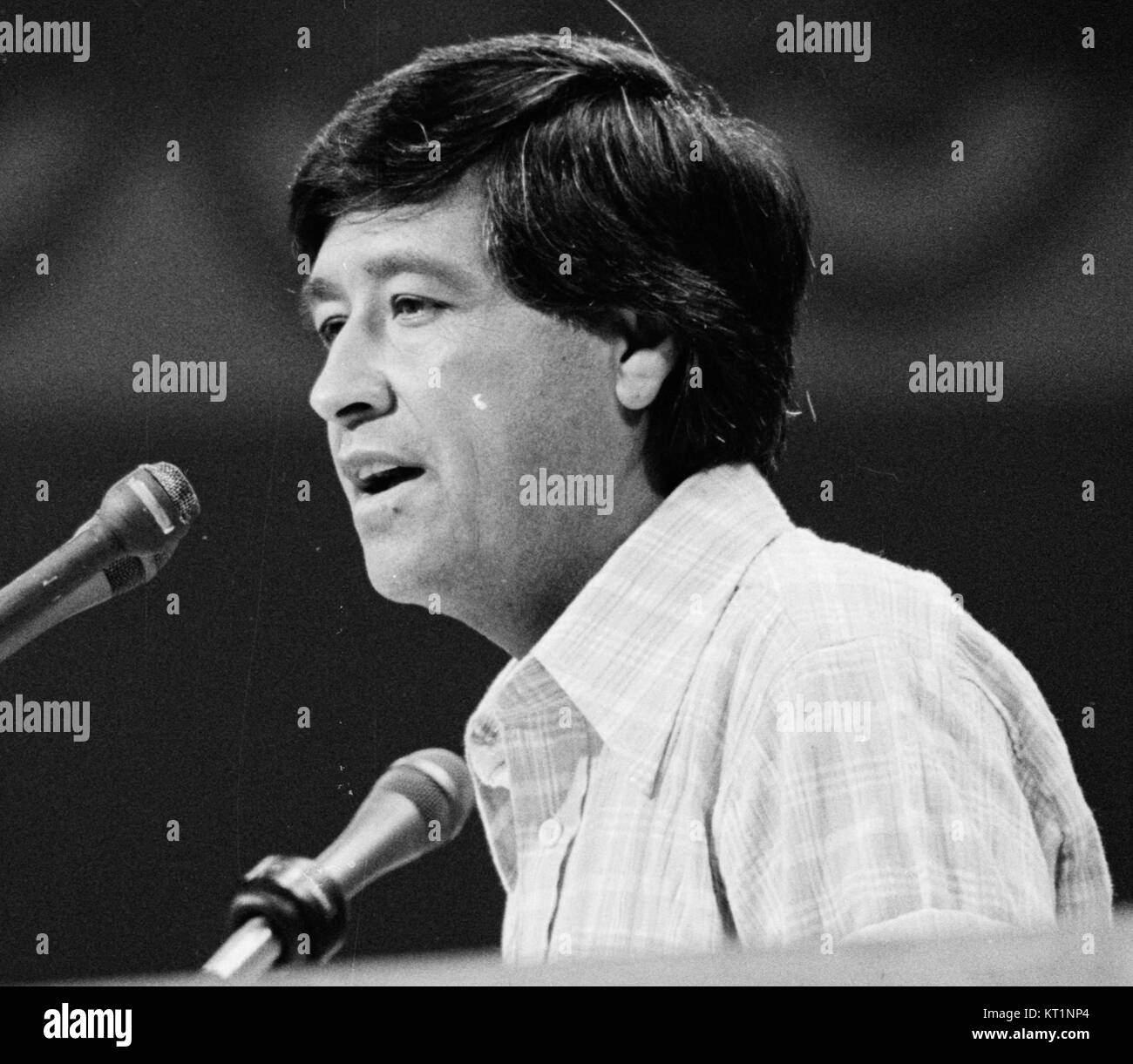 Convention democratica nella città di New York, 14 luglio 1976. Cesar Chavez a podio, nominating Gov. Brown (ritagliate1) Foto Stock