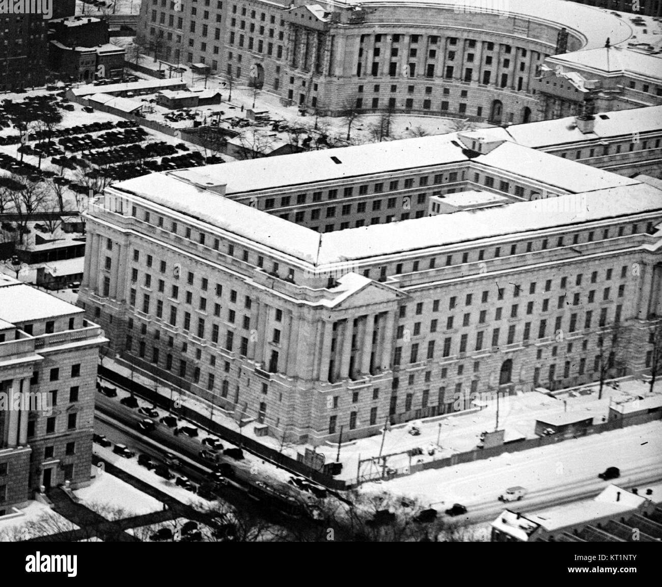 Una fotografia intitolata "Dept of Labor Washington LOC hec.37493" dalla Library of Congress, che mostra l'edificio del Dipartimento del lavoro degli Stati Uniti a Washington, D.C., evidenziandone il design architettonico e il significato. Foto Stock