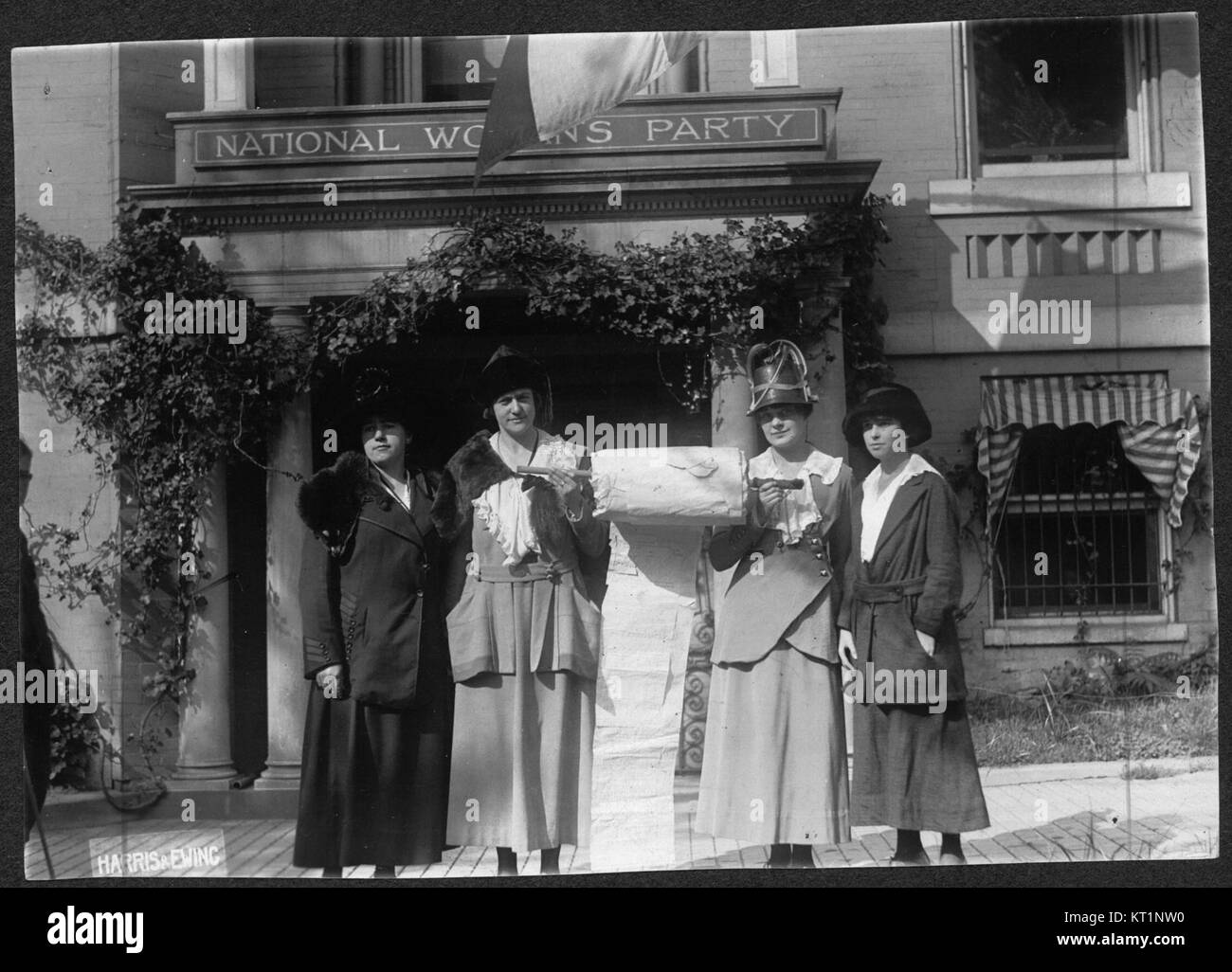L'immagine raffigura una scena storica che mostra una delegazione che lascia un quartier generale, probabilmente di un evento o momento importante della storia. Riflette la natura formale di tali occasioni, con i partecipanti che svolgono un ruolo o una missione significativo. Foto Stock