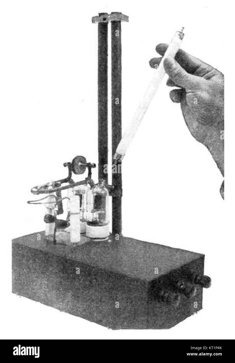 L'oscillatore a tubo UHF da 200 MHz è un componente elettronico utilizzato per generare segnali ad alta frequenza, in genere per applicazioni di comunicazione e trasmissione. Funziona a una frequenza di 200 MHz, spesso presente nei sistemi di trasmissione radio e televisiva. Foto Stock
