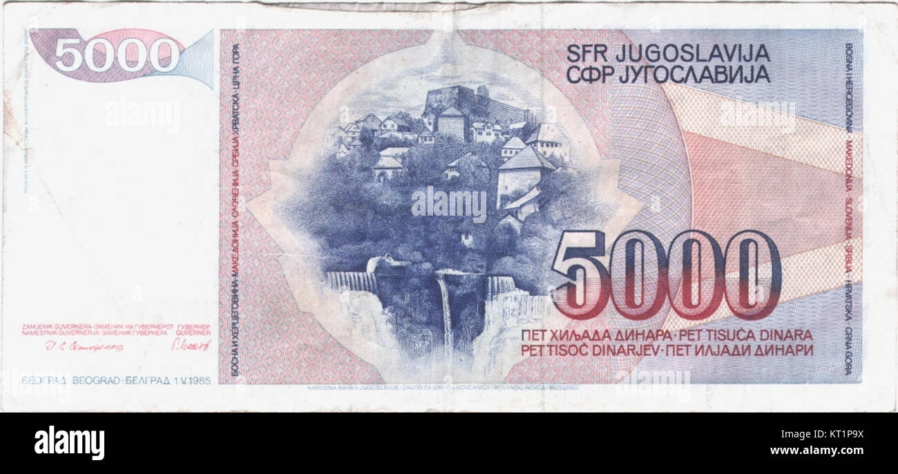 La banconota da 5000 dinari presenta significativi simboli storici e culturali della regione. Questa nota mette in evidenza gli elementi economici e di design della valuta durante il periodo in cui è stata emessa, servendo sia come mezzo di scambio che come rappresentazione dell'identità nazionale. Foto Stock