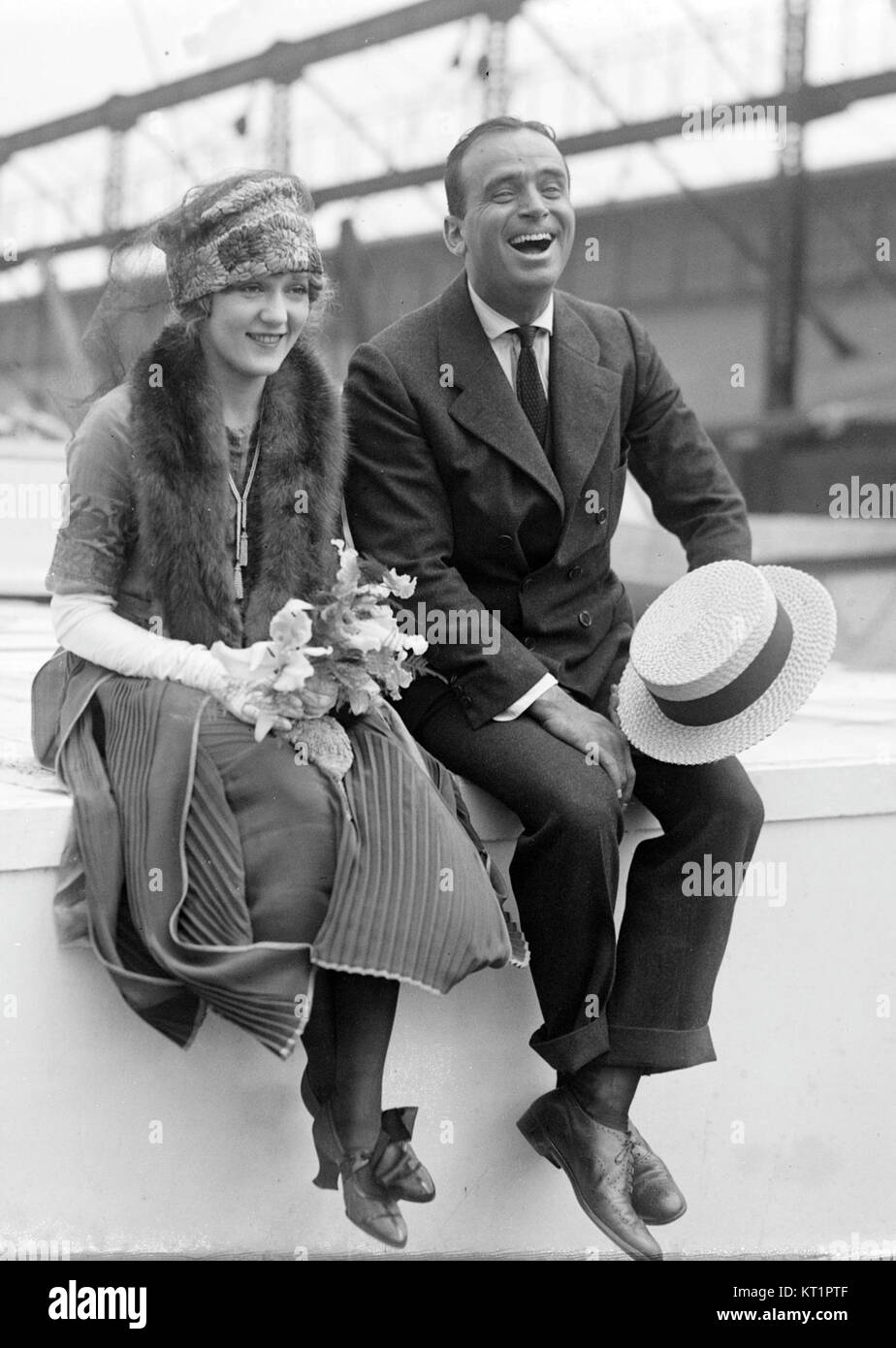 Douglas Fairbanks e Mary Pickford erano attori famosi e figure pionieristiche nei primi cinema di Hollywood. La loro collaborazione ha contribuito a stabilirle come una delle coppie più celebri nell'industria cinematografica durante l'era del cinema muto. Foto Stock