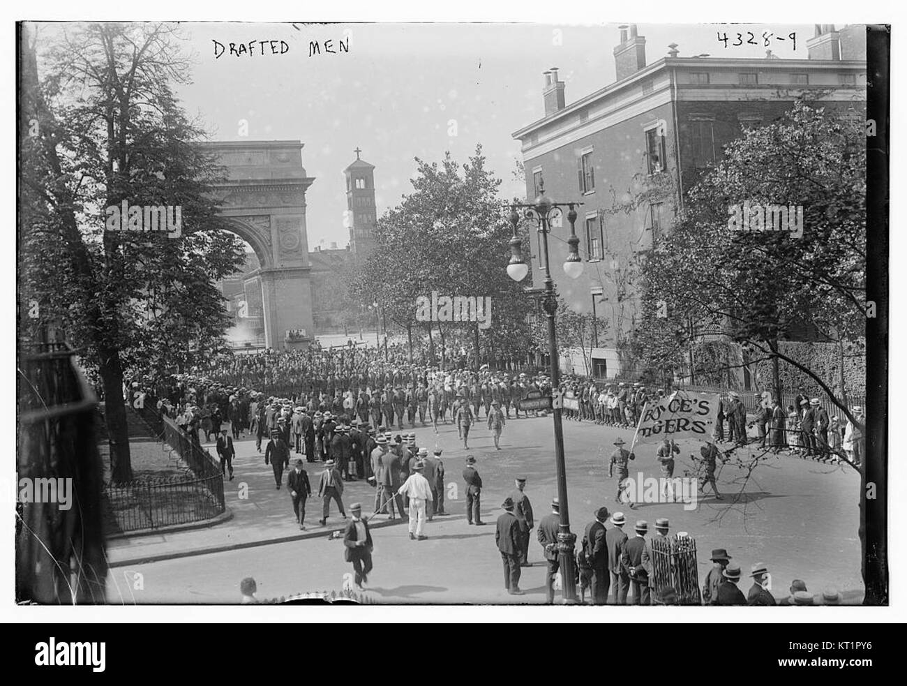 La fotografia intitolata "uomini disegnati" cattura individui che sono stati arruolati in servizio militare durante un periodo particolare, riflettendo l'impatto della coscrizione sulla vita civile e sulla storia. Foto Stock