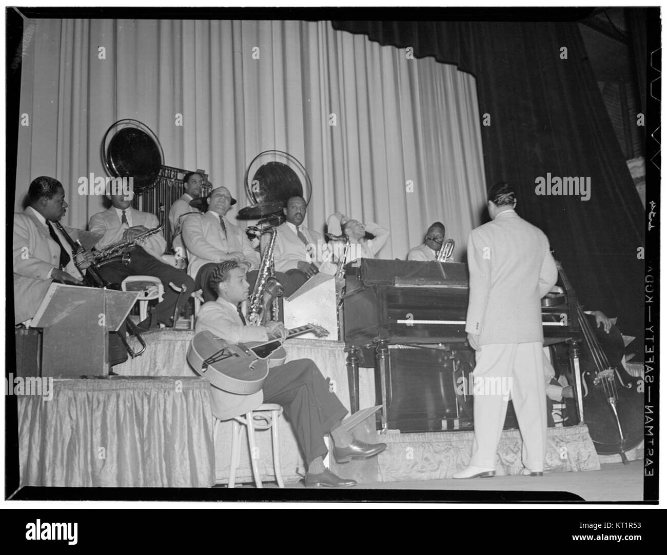 Duke Ellington, Junior Raglin, Juan Tizol, Barney Bigard, Ben Webster, Harry Carney, Rex William Stewart e Sonny Greer, tra 1938 e 1948 (William P. Gottlieb 11101) Foto Stock