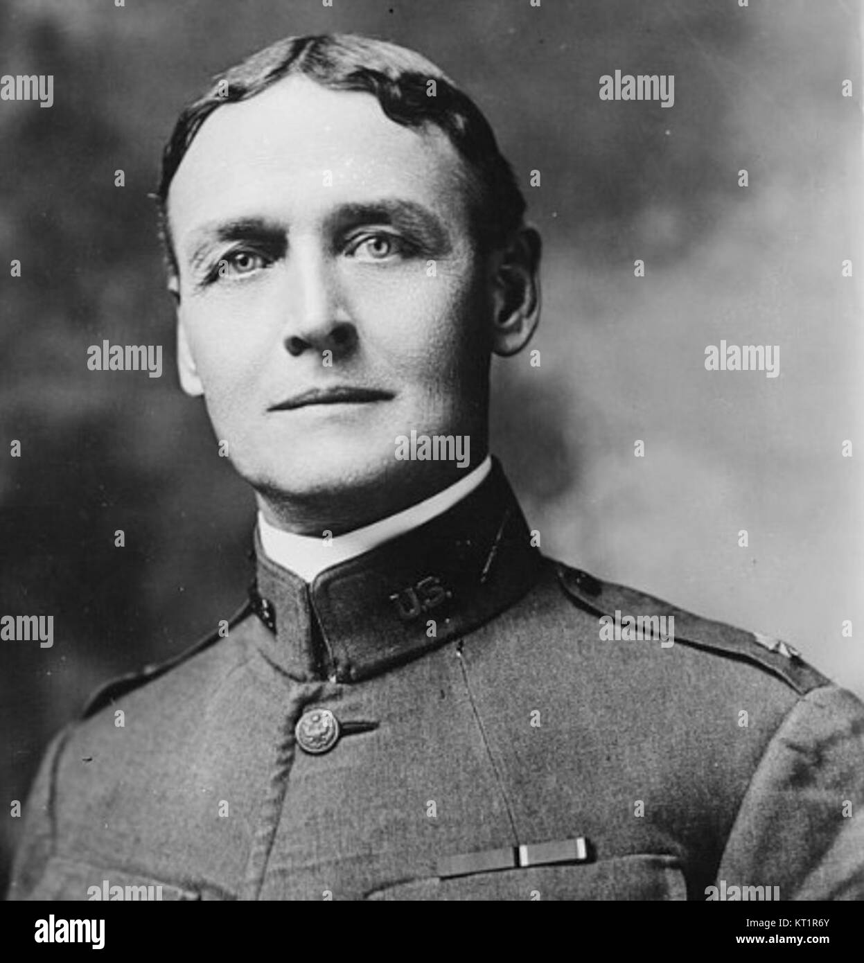 Dwight E. Aultman era un generale dell'esercito degli Stati Uniti noto per la sua leadership durante varie campagne militari. La sua carriera riflette la sua dedizione al servizio militare e alla difesa nazionale. Foto Stock