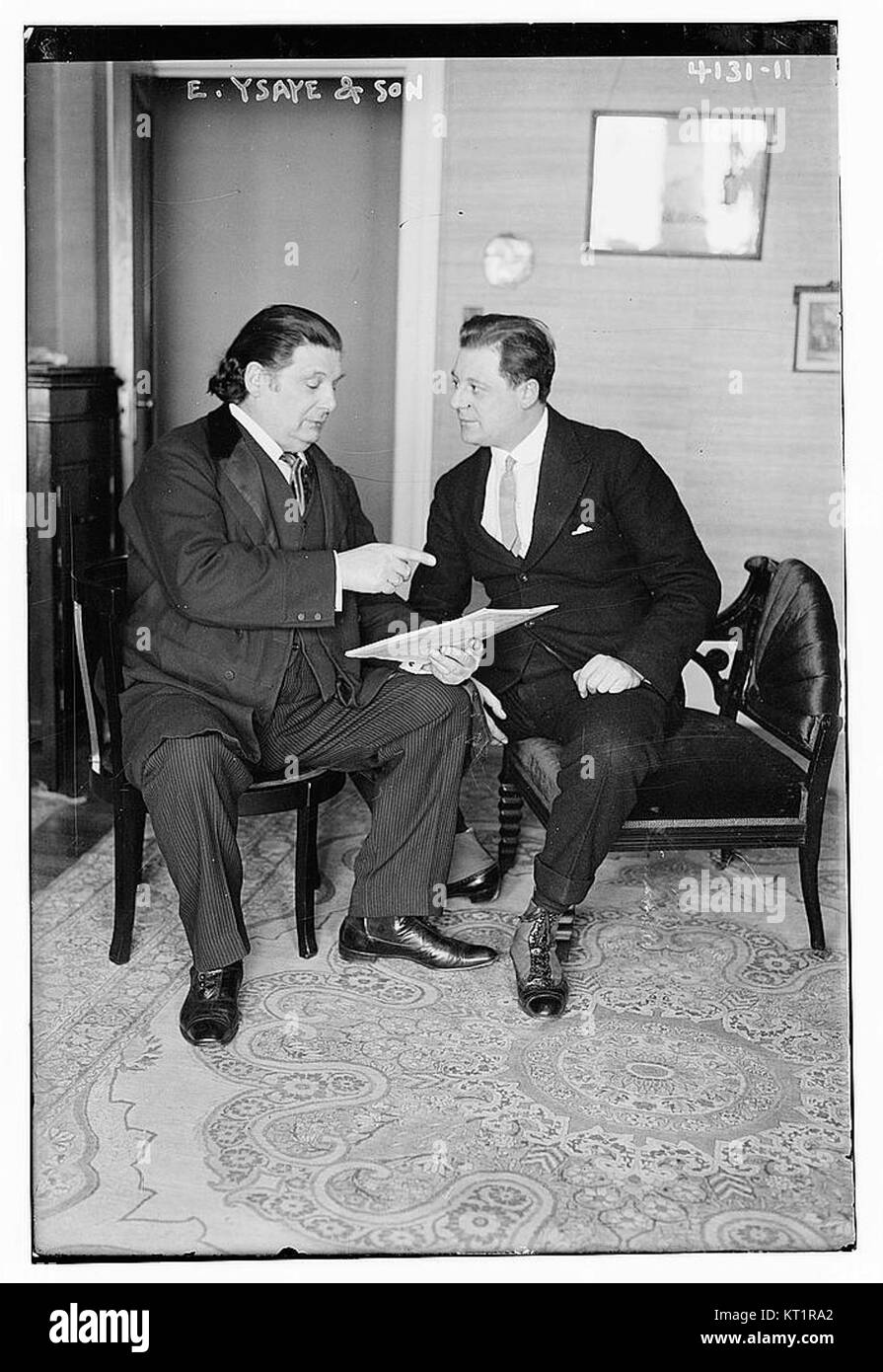 EugÃ¨ne YsaÃ¿e, un rinomato violinista e compositore belga, è presente accanto a suo figlio, in questa immagine storica, che riflette il loro significativo contributo alla musica classica. Foto Stock