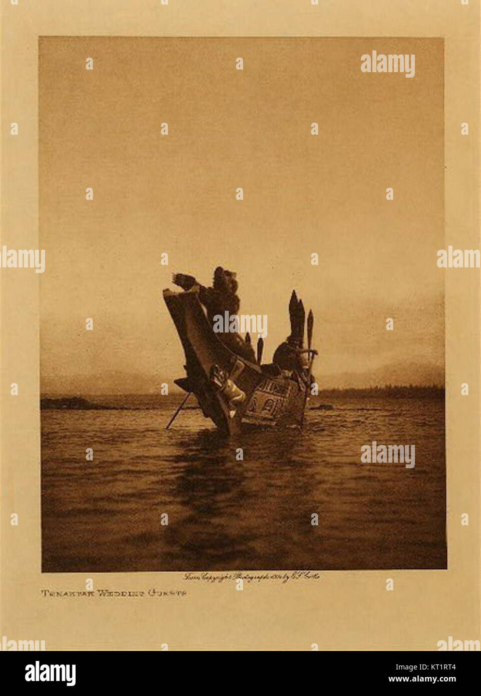 Questa fotografia di Edward Curtis cattura una scena dei nativi americani, riflettendo l'importanza culturale e storica del suo lavoro nella documentazione dei popoli indigeni. Foto Stock