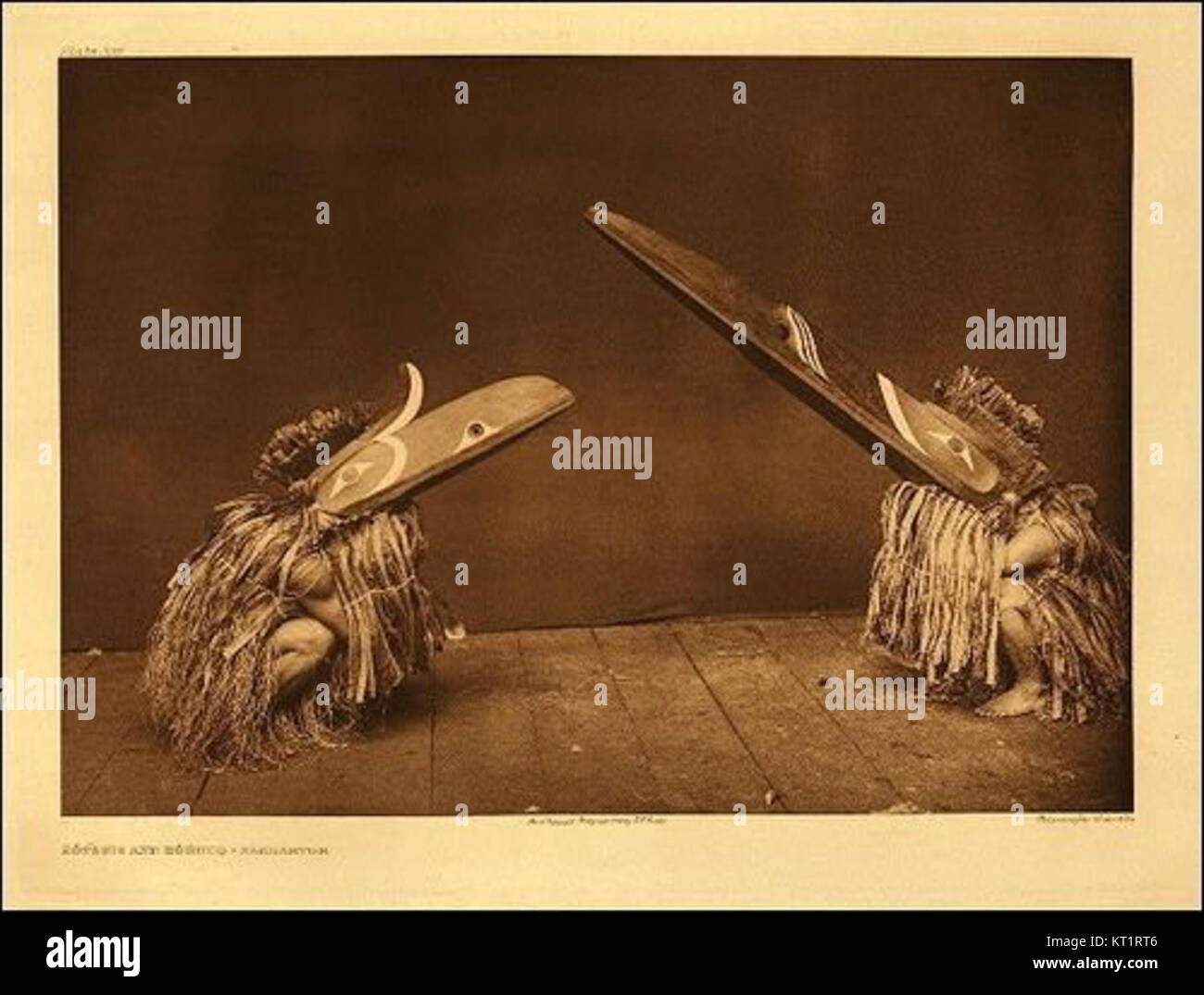 Edward Curtis era un famoso fotografo americano noto per il suo lavoro che documentava la vita dei nativi americani all'inizio del XX secolo. L'immagine 81 fa parte della sua vasta collezione, che cattura la cultura indigena tradizionale e la vita quotidiana dei popoli nativi durante quel periodo. Foto Stock