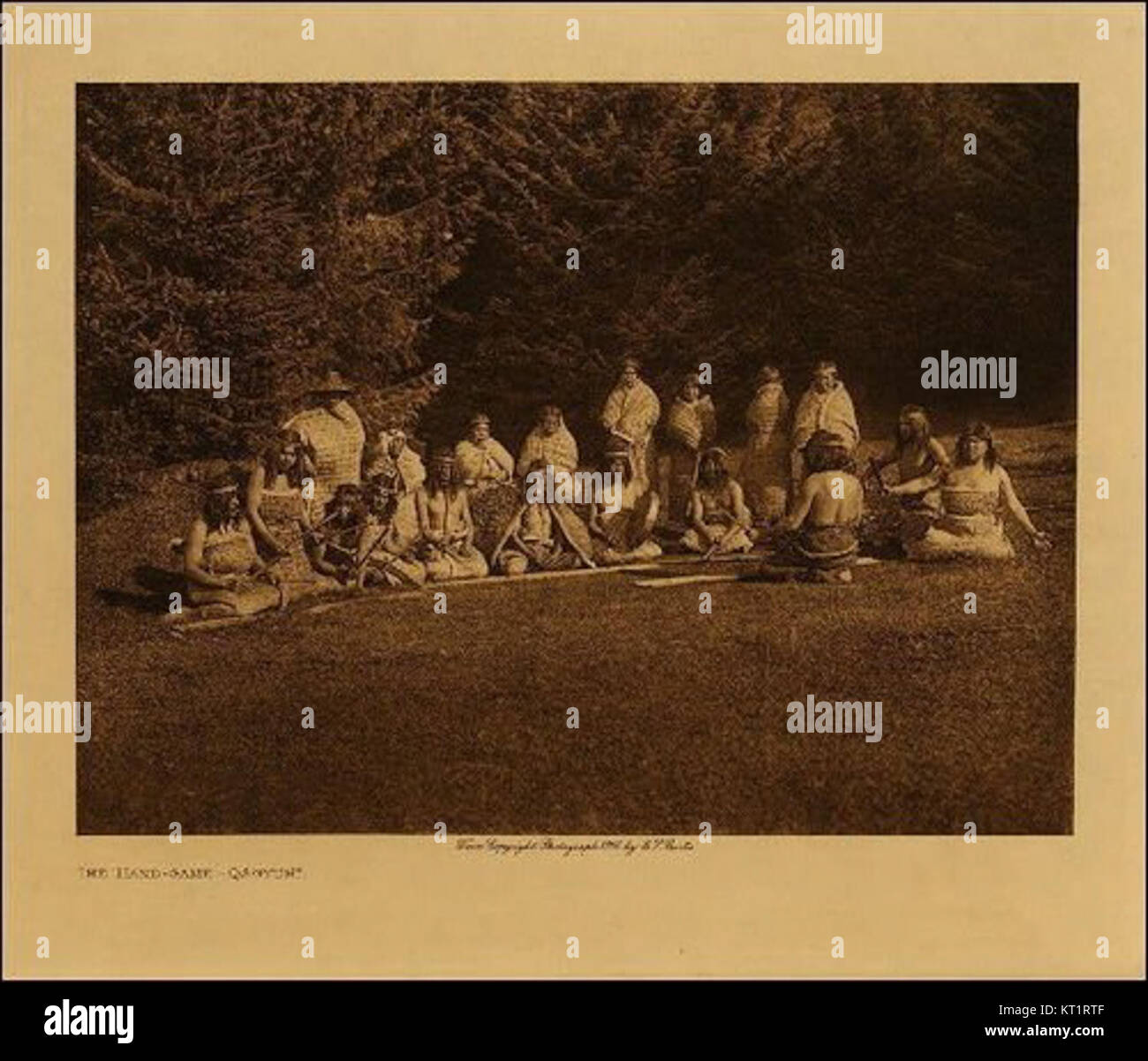 Questa fotografia di Edward Curtis, intitolata Image 96, fa parte della sua vasta collezione che documenta le tribù dei nativi americani, offrendo una visione storica della vita degli indigeni. Foto Stock