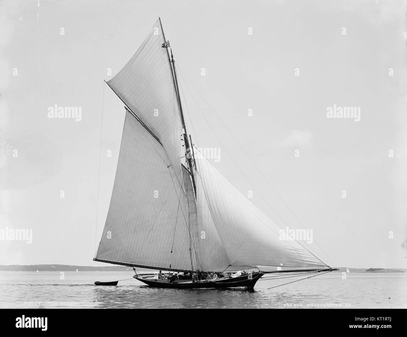 Lo sloop in acciaio di Edward Dennison Morgan da 40 piedi, chiamato Tomahawk, rappresenta un pezzo significativo di storia marittima, notevole per la sua costruzione in acciaio e la sua lunghezza di 40 piedi. Questa nave ha probabilmente svolto un ruolo nella navigazione o nel commercio durante la sua era e riflette i progressi nella costruzione navale. Foto Stock