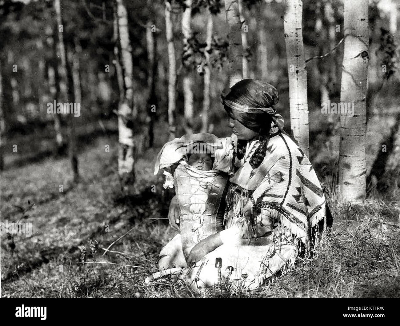 Una fotografia della collezione di Edward S. Curtis che raffigura individui indigeni. Noto per aver documentato la cultura dei nativi americani all'inizio del XX secolo, Curtis ha catturato ritratti che evidenziano l'abbigliamento, l'ambiente e il patrimonio dei soggetti, enfatizzando i loro costumi e tradizioni. Foto Stock