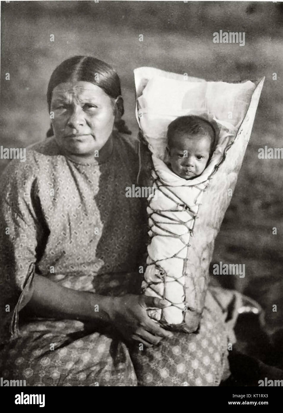 La Edward S. Curtis Collection consiste in una serie di fotografie che catturano la vita e le culture dei popoli nativi americani. Questa particolare immagine fa parte della sua ampia documentazione sulle tribù indigene del Nord America. Foto Stock